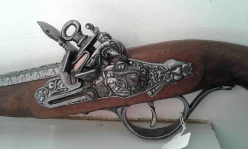 REPLICA WOOD AND METAL PISTOL MADE IN SPAIN AS NEW SEE ALL PICTURES